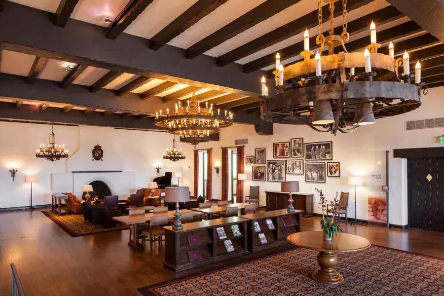 它的内部是历史悠久的Presidio军官俱乐部，有木梁天花板和大吊灯。.